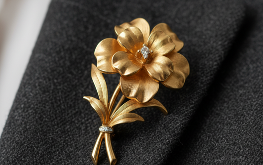 Pourquoi la Broche est le nouvel accessoire de luxe qu'on a toutes oublié (et comment la porter en 2025).