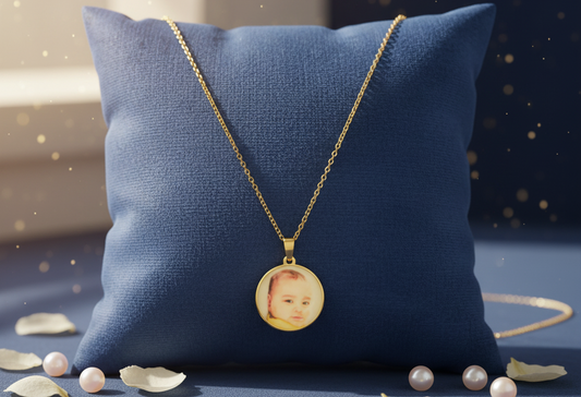 Collier Médaillon Photo Personnalisé : Le Cœur Secret de l'Or et le Refuge des Souvenirs