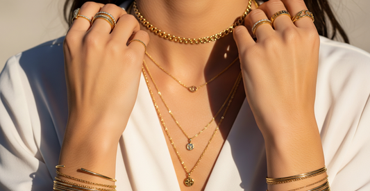 L'art de superposer ses bijoux : Maîtriser le layering à la marocaine