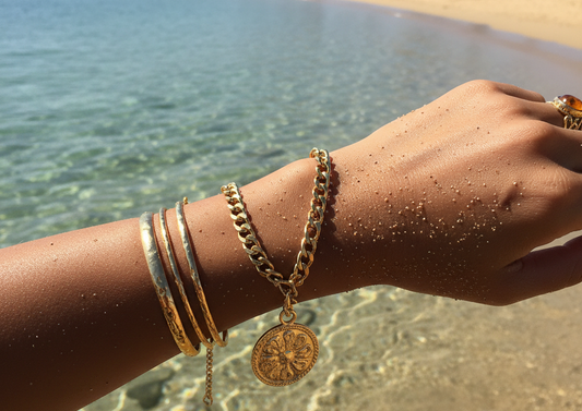 Pourquoi mes bijoux AZOR survivent mieux à l'été que ma crème solaire