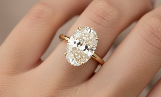 Le retour de l'ovale. Forme et brillance des bagues solitaires AZOR