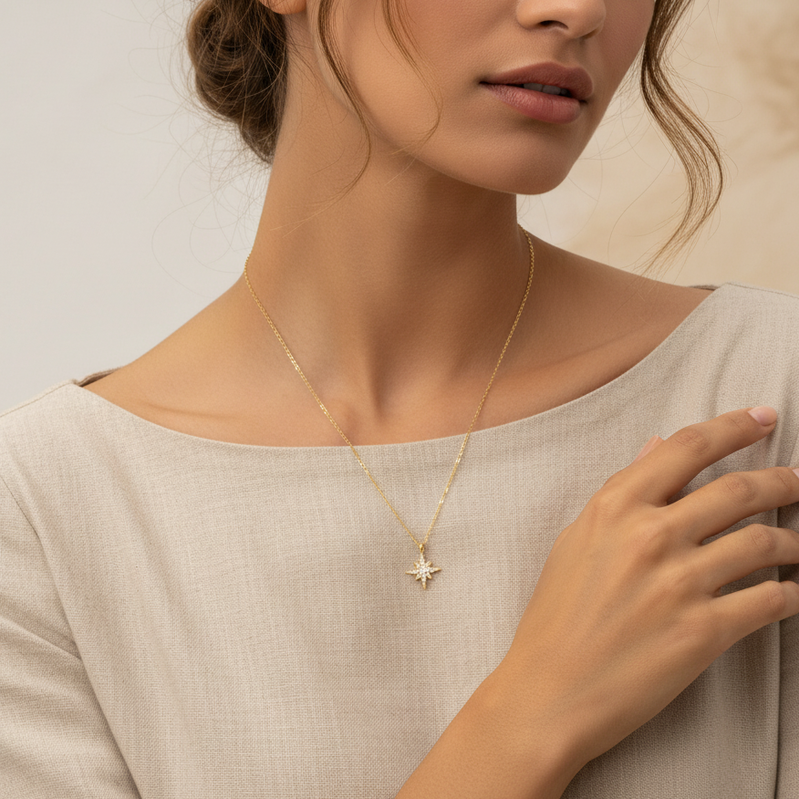 قلادة لامعة من الذهب عيار 18 قيراطًا