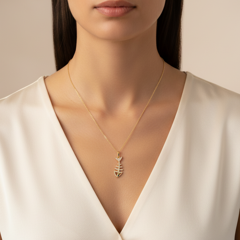 قلادة سمكة من الذهب عيار 18 قيراطًا 