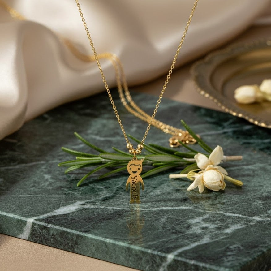 قلادة العائلة السعيدة من الذهب عيار 18 قيراطًا