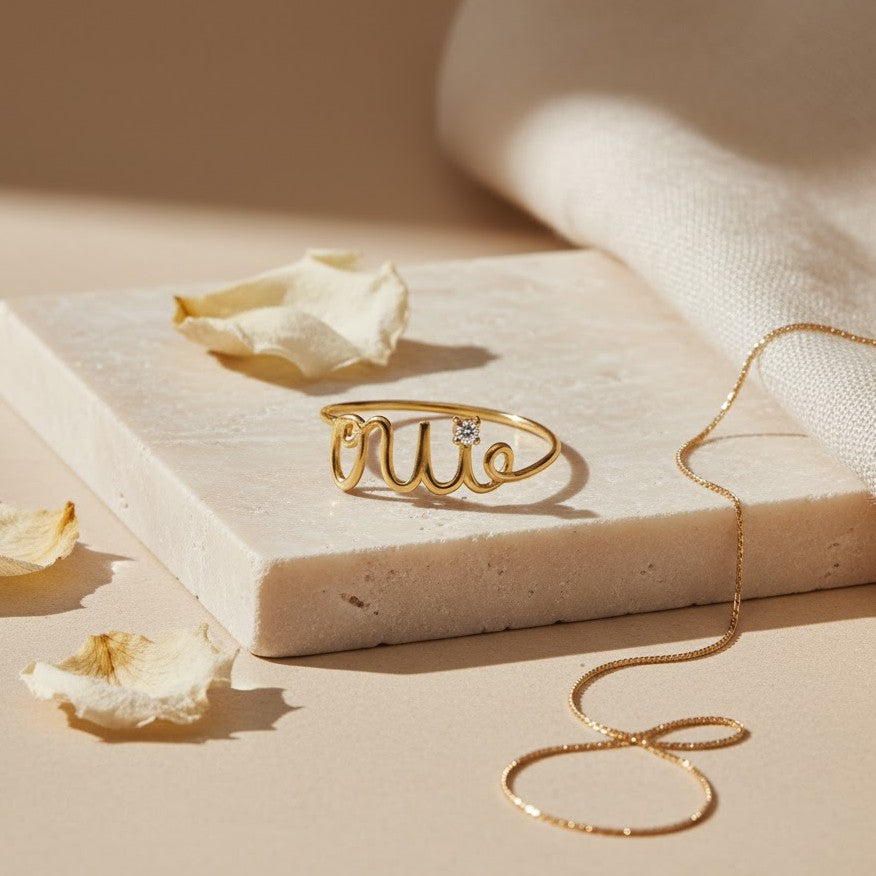 خاتم "Oui" من الذهب عيار 18 قيراطًا